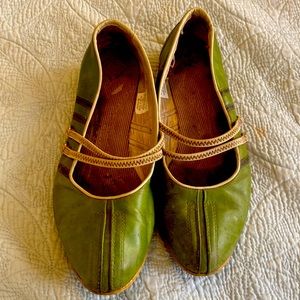 Green Leather K-Swiss Flats Size 9